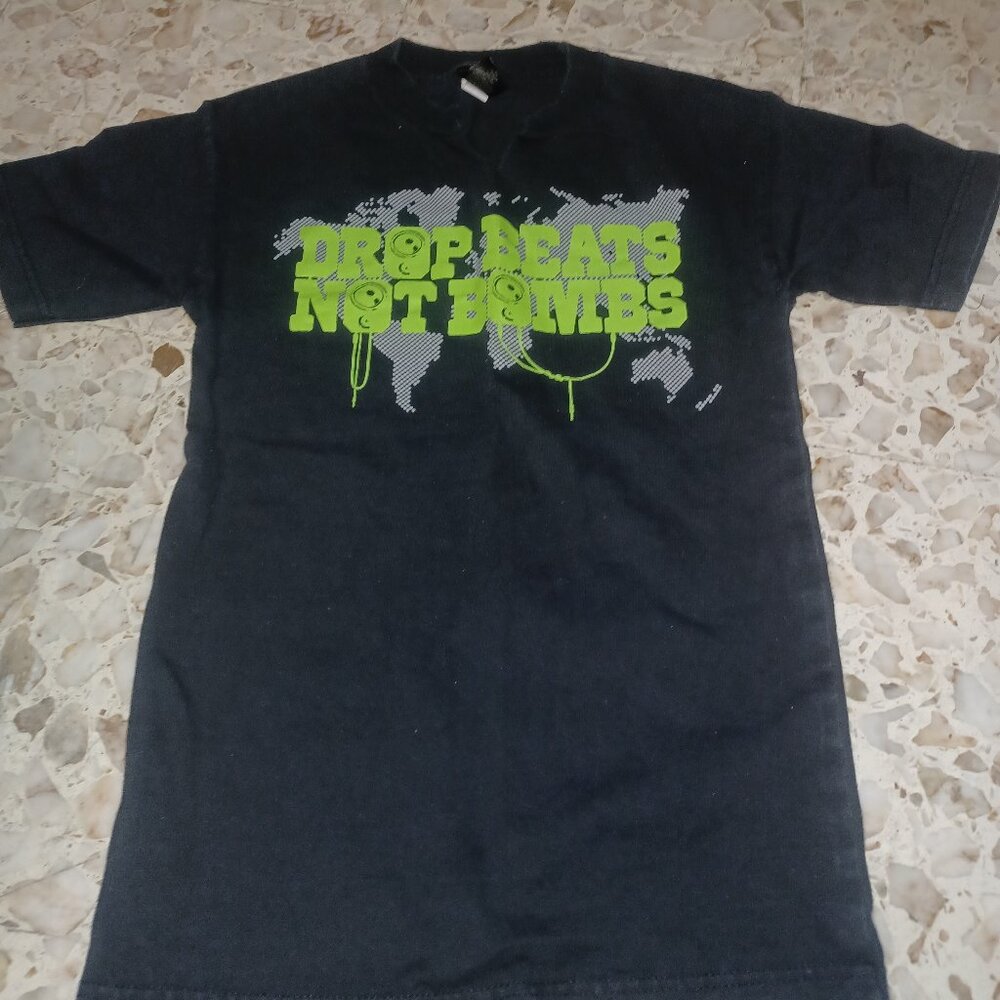 Acrylick Women's Tee Small "Drop Beats Not Bombs" Black & Green